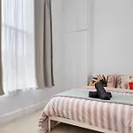 Modern Spacious 2 Bedroom Flat In Central London