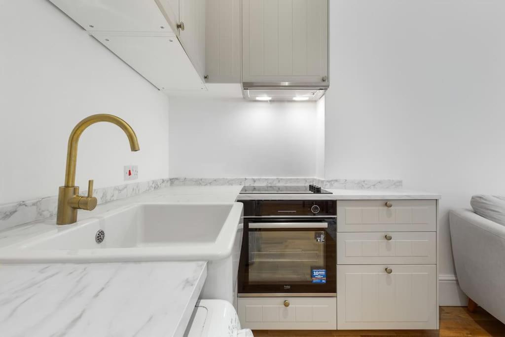 Modern Spacious 2 Bedroom Flat In Appartamento Londra