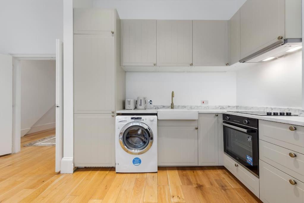 Modern Spacious 2 Bedroom Flat In Appartamento Londra