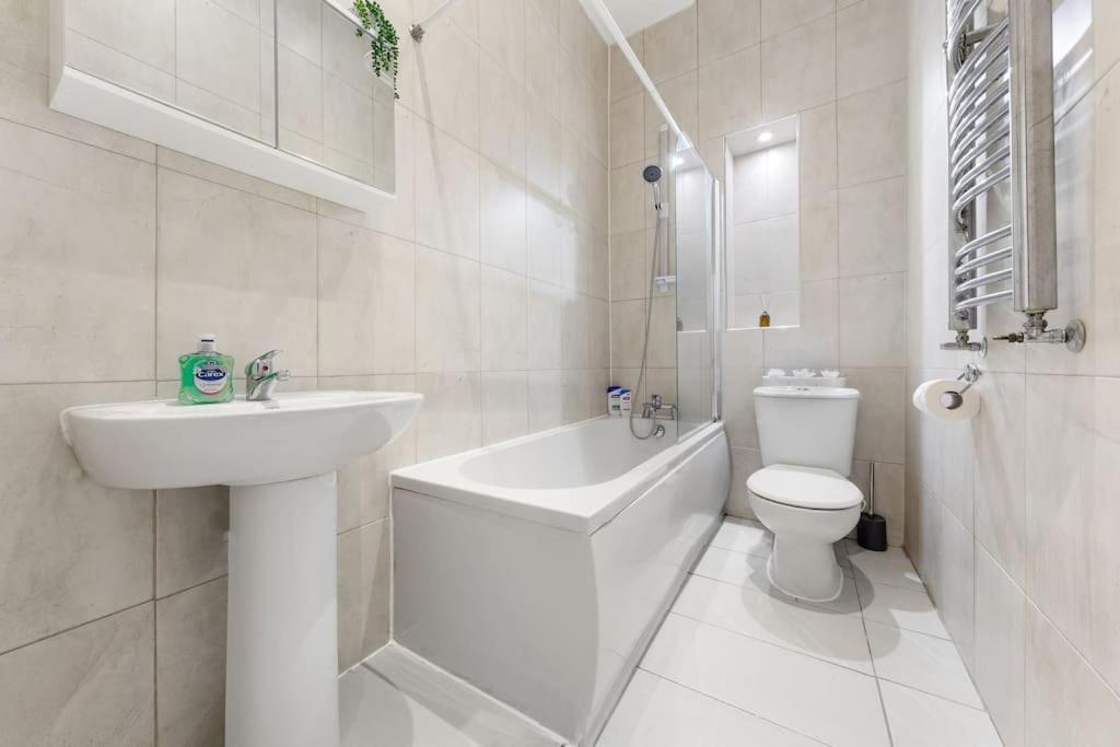 Modern Spacious 2 Bedroom Flat In Appartamento *