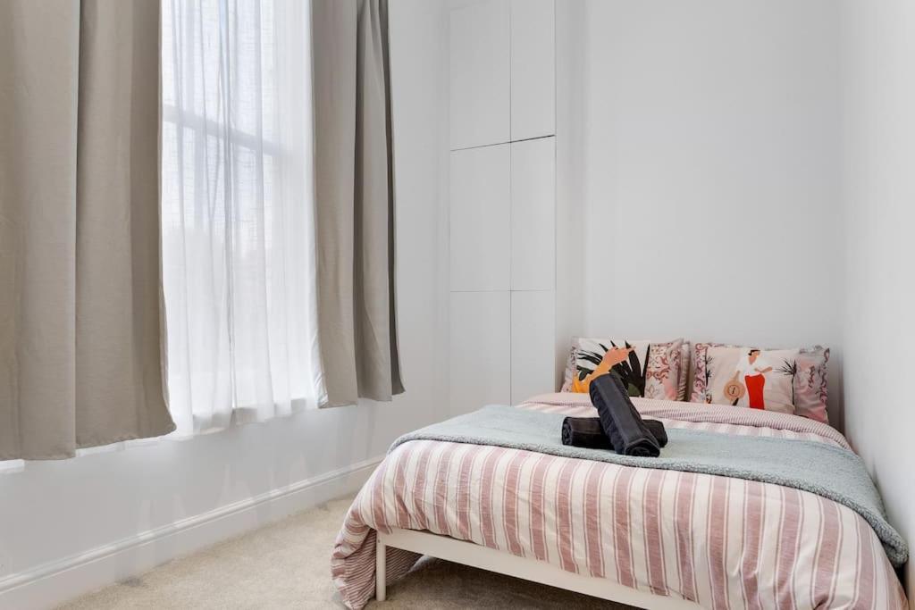 Modern Spacious 2 Bedroom Flat In Londra