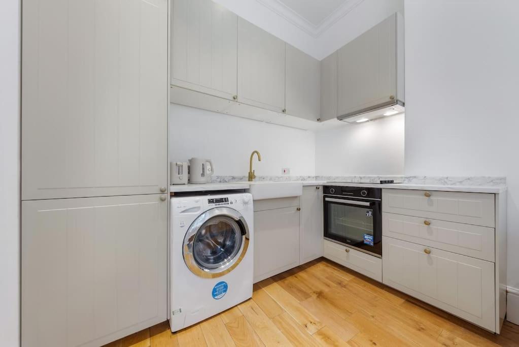Modern Spacious 2 Bedroom Flat In *