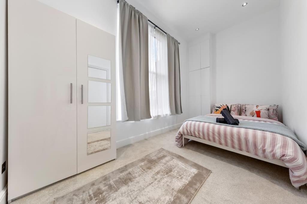 Modern Spacious 2 Bedroom Flat In