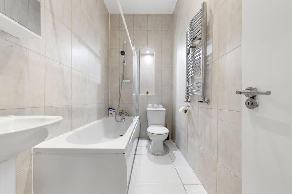 Modern Spacious 2 Bedroom Flat In Londra