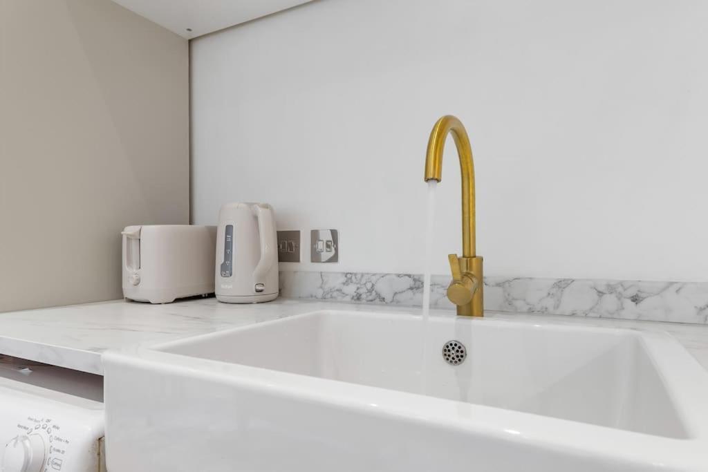 Modern Spacious 2 Bedroom Flat In